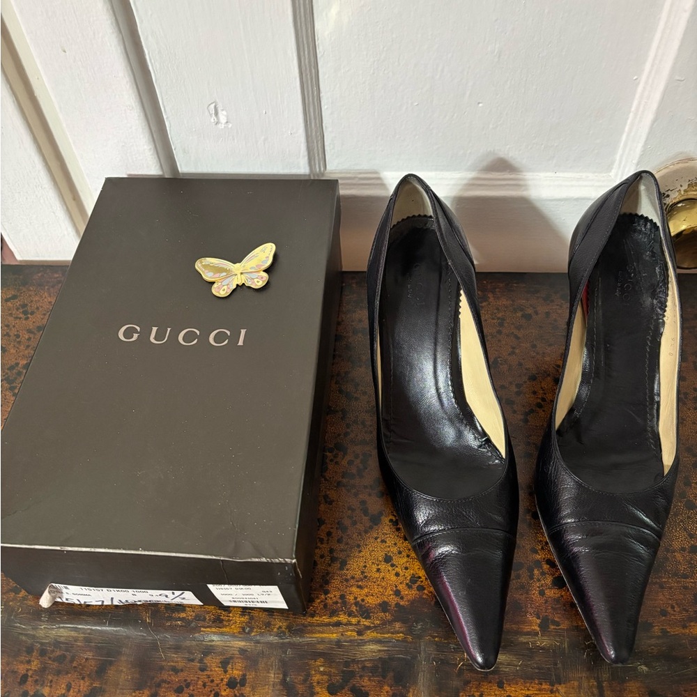 Gucci Black Leather Pointed Pumps with Subtle Red Accents